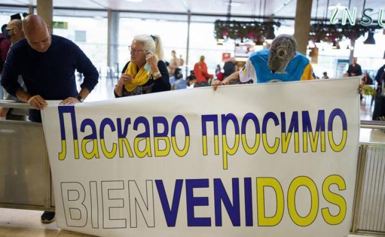 Llegan 122 refugiados ucranianos tras una alianza solidaria inédita en Canarias