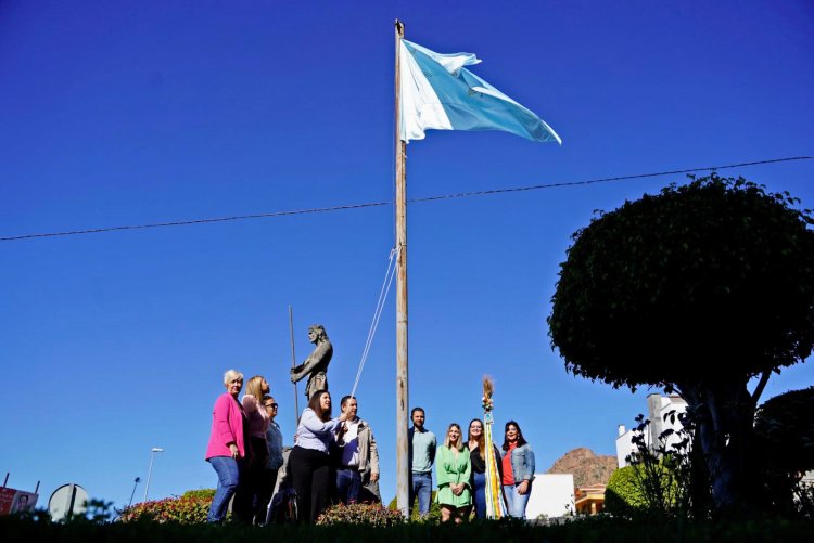 El izado de la bandera da inicio a las fiestas de Fátima de Valle San Lorenzo, las primeras presenciales en dos años