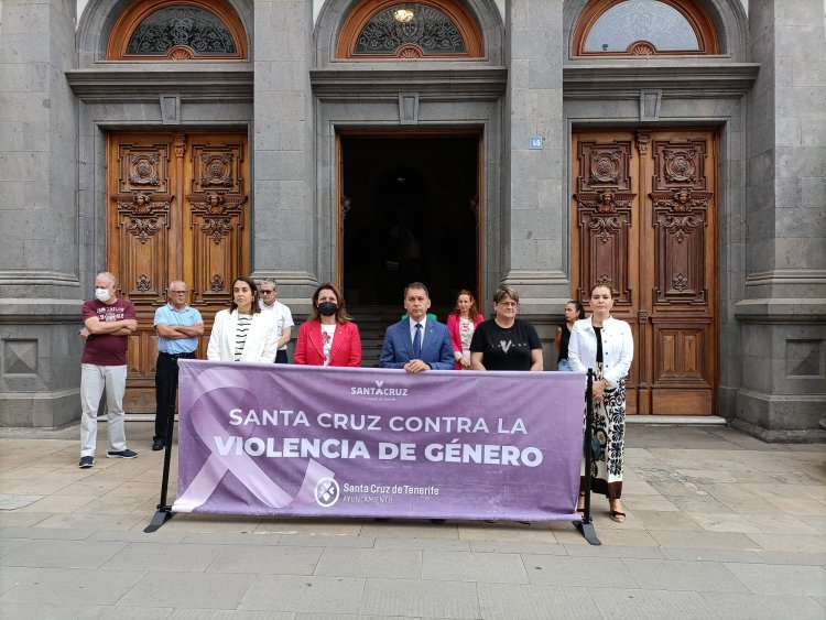 Santa Cruz de Tenerife guarda un minuto de silencio por la mujer asesinada en Arona