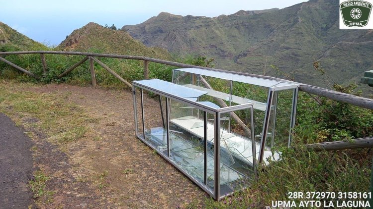 La colaboración ciudadana permite la retirada de unas vitrinas de cristal de gran tamaño abandonadas en la Reserva de la Biosfera de Anaga