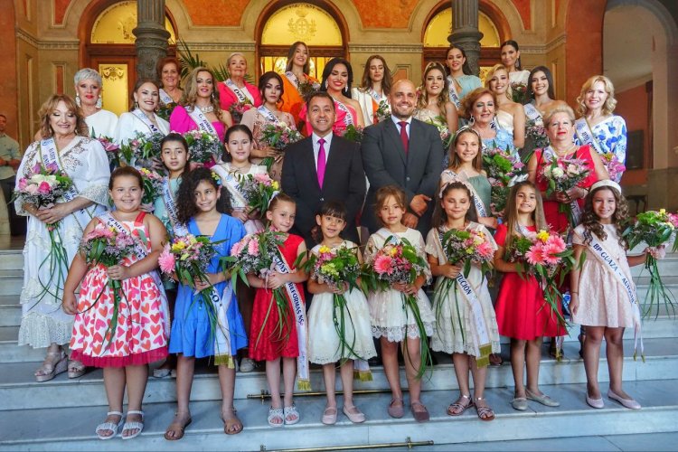 El alcalde recibe a las treinta candidatas a reina del Carnaval 2022