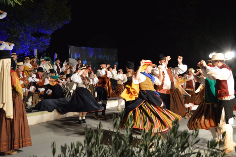 La agrupación Oroval celebra su XVI Festival Folclórico ‘Pueblo a Pueblo’ 