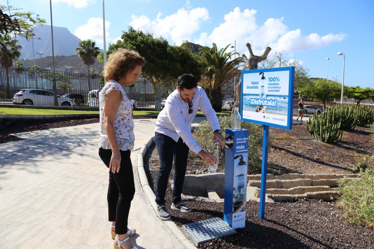 Entemanser y Ayuntamiento de Adeje instalan un dispensador de agua desalada en el parque urbano  de El Galeón