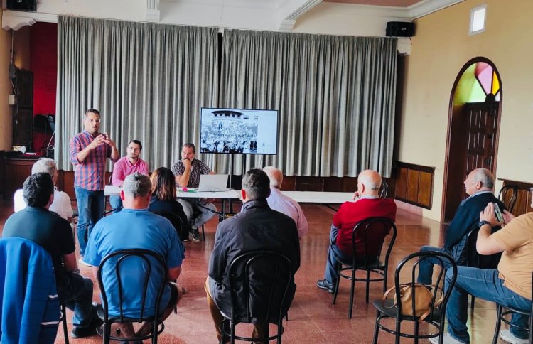 Ayuntamiento y representación vecinal de La Cruz Santa llegan a consenso en el proyecto de reforma de su plaza
