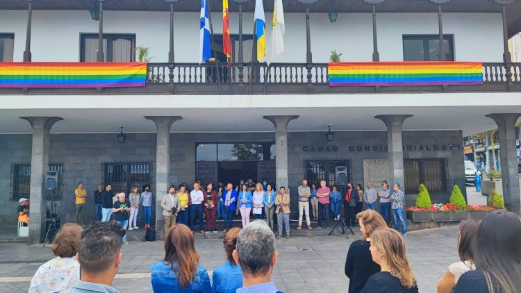 Lectura de un manifiesto LGTBI e iza de bandera en la Plaza de Europa de Puerto de la Cruz