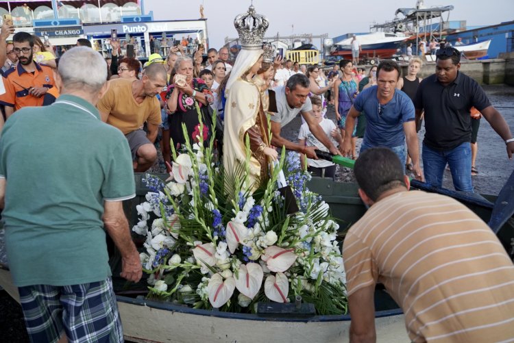 Las Galletas celebra el embarque de la Virgen del Carmen