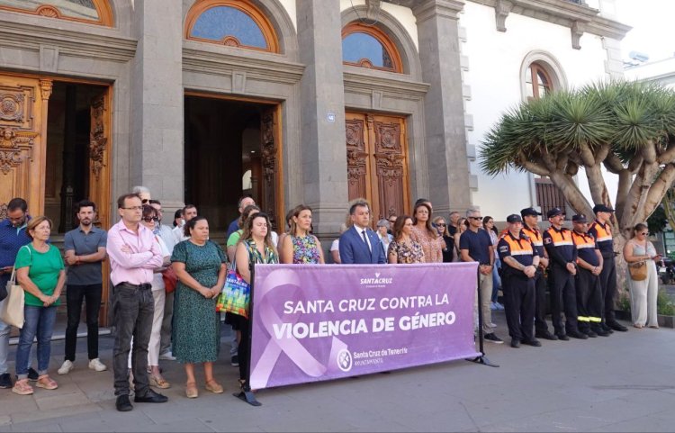 Santa Cruz de Tenerife guarda un minuto de silencio por la mujer asesinada en el centro de la ciudad