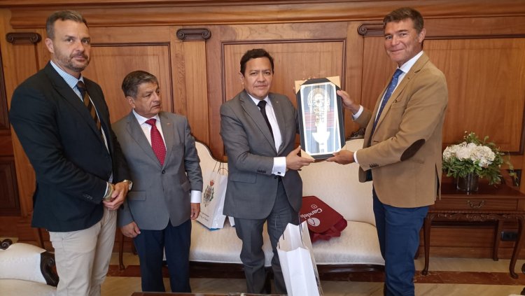 El cónsul de Perú en Santa Cruz de Tenerife propicia la visita de dos representantes andinos al Ayuntamiento