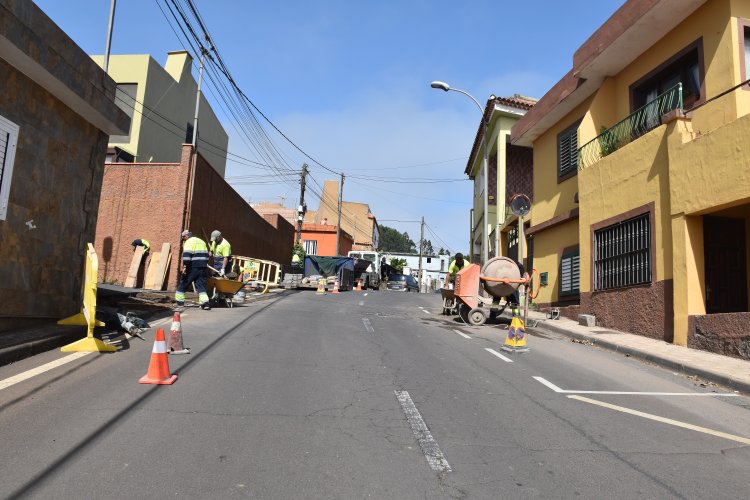 Labores de rebaje de aceras en la calle Elías Bacallado Hernández previos a su asfaltado