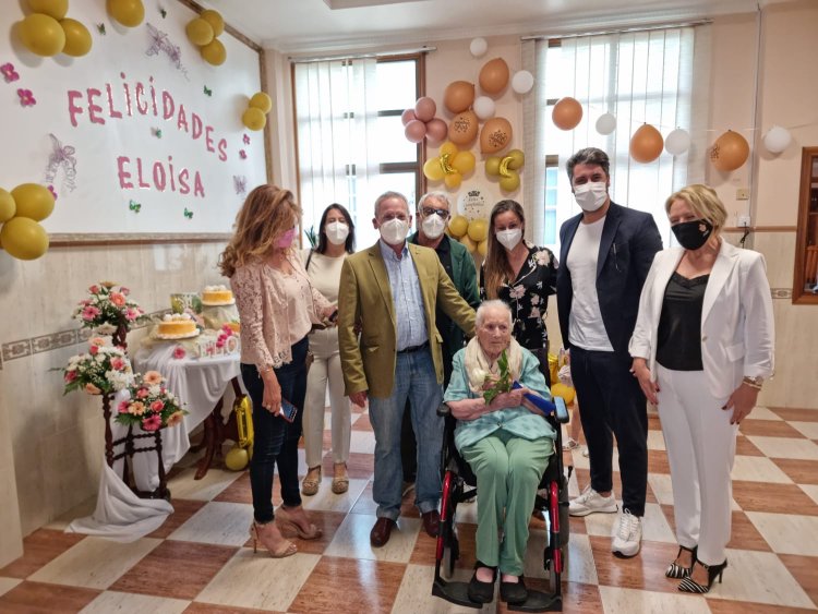 El alcalde felicita a Eloísa Rodríguez Leal por sus 100 años de vida