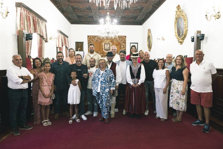 El Ayuntamiento recibe a la Agrupación Hespérides al cumplir 75 años de dedicación al folclore