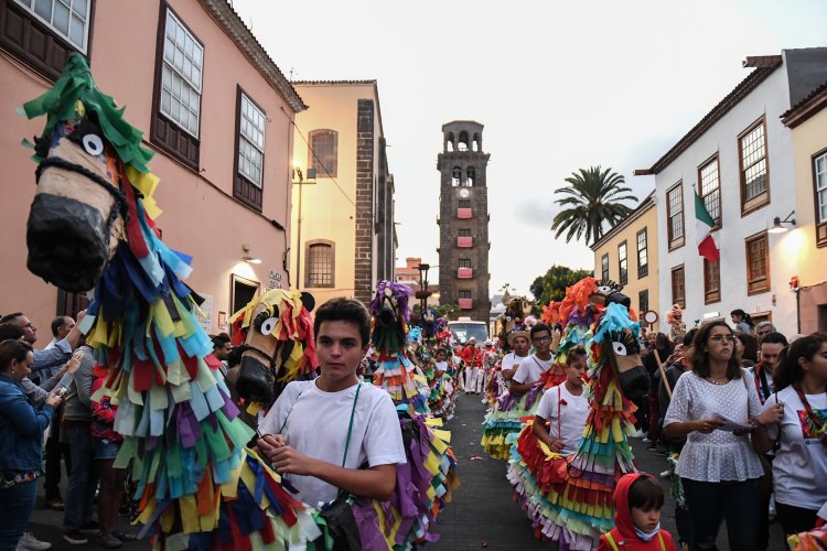 El desfile de la Pandorga y los Caballitos de Fuego recorren este martes las calles de La Laguna 