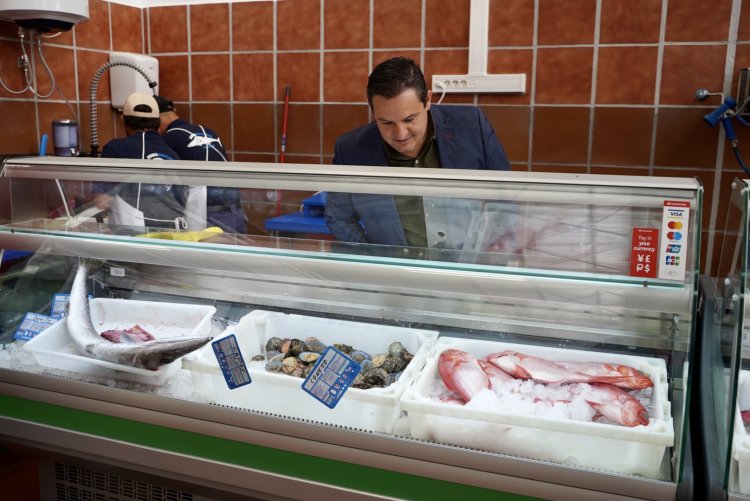 El Mercado del Agricultor estrena punto de venta de pescado en el V aniversario de su apertura en Valle San Lorenzo