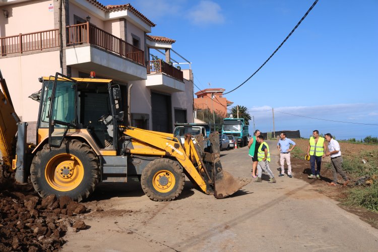 El Ayuntamiento ejecuta un imbornal para poner solución a la captación y evacuación de pluviales en La Corona