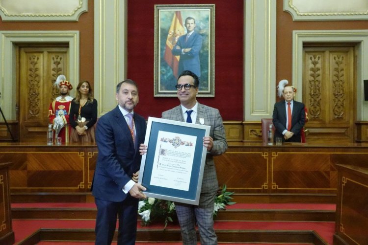 El alcalde entrega la Medalla de Oro de la ciudad al compositor y director Diego Navarro Reyes
