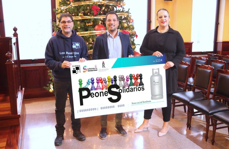La iniciativa ‘Peones Solidarios’ del Club Al Shah Mat de Ajedrez ayuda con bombonas a 17 hogares realejeros