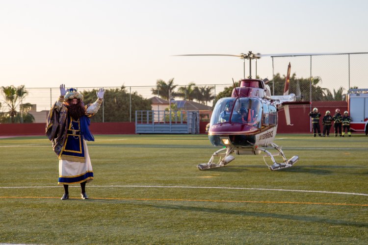 El alcalde de Adeje entrega la llave del municipio a los Reyes Magos tras su llegada en helicóptero