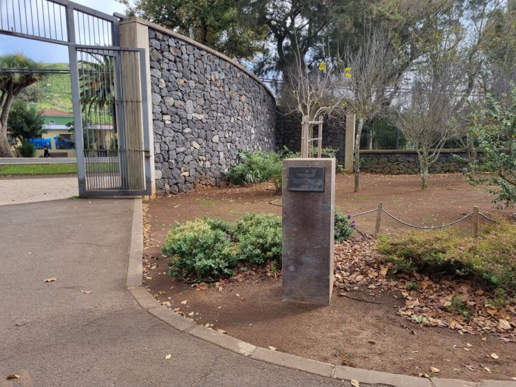 El Ayuntamiento denuncia la sustracción del busto de Pedro González en el parque de la Vega