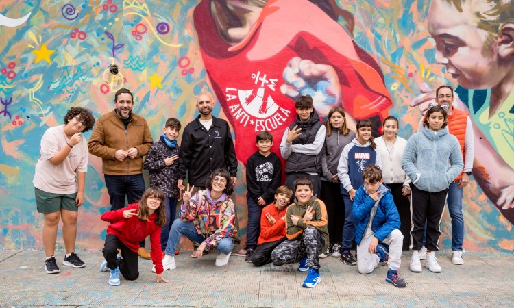 Un mural pintado por escolares reivindica un cambio para devolver los espacios públicos a la ciudadanía