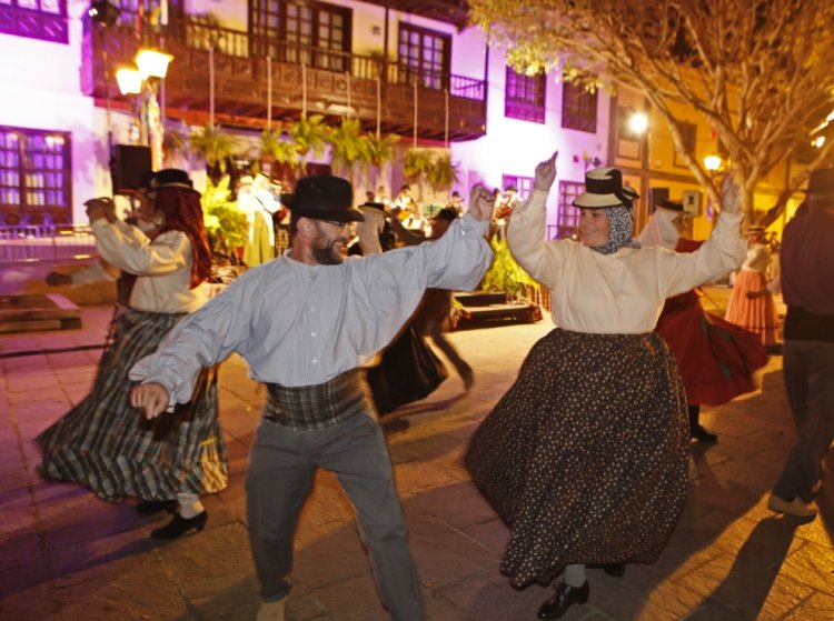 El baile de magos abre las Fiestas Patronales en Honor a San Antonio Abad en Arona