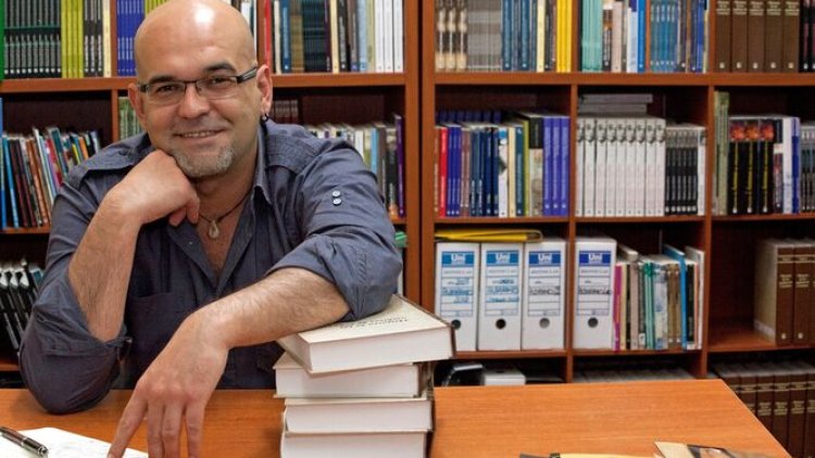 Muere de un infarto el escritor Alexis Ravelo a los 51 años