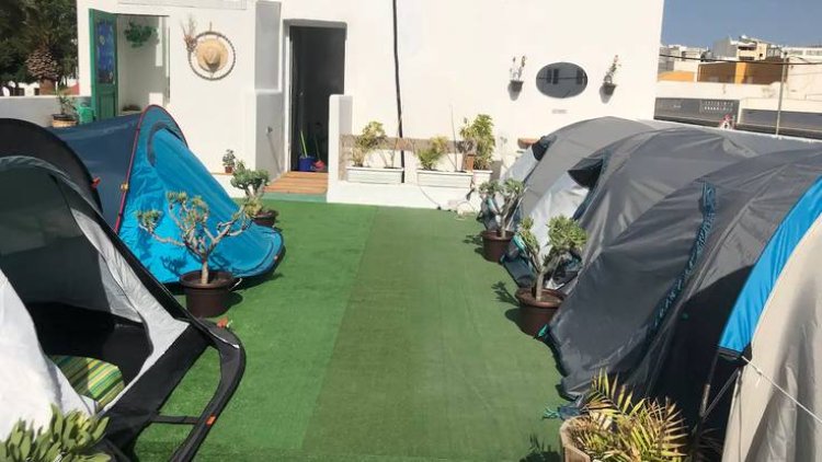 Tiendas de campaña en una azotea como 'alojamiento vacacional' en Lanzarote