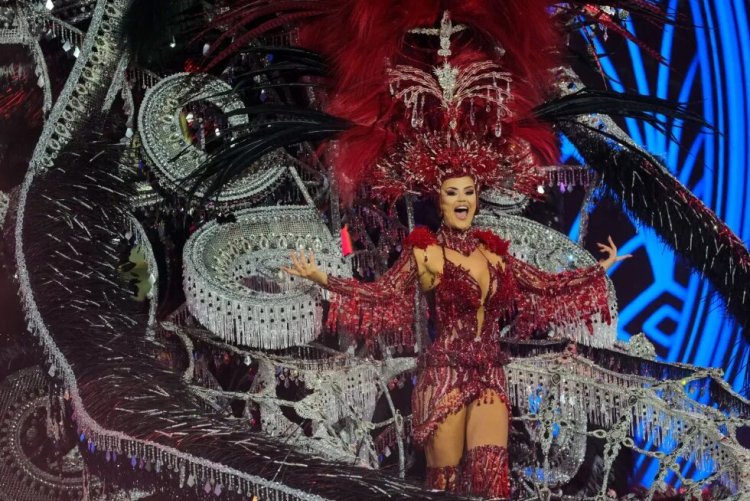Lola Ortiz, primera Reina de la era internacional del Carnaval de Las Palmas