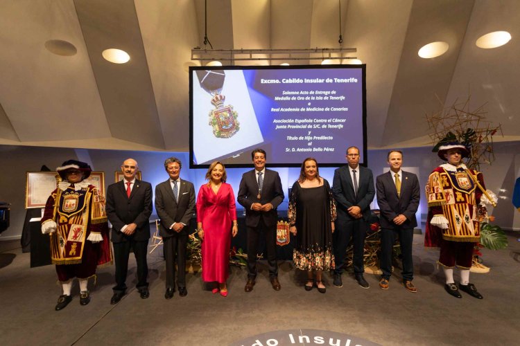 Tenerife otorga la Medalla de Oro a la AECC y a la Real Academia de Medicina de Canarias