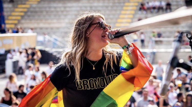 Tetas y Orgullo: De Samanthan Fox a Rocío Saiz pasando por el BBVA y el Parlamento Europeo