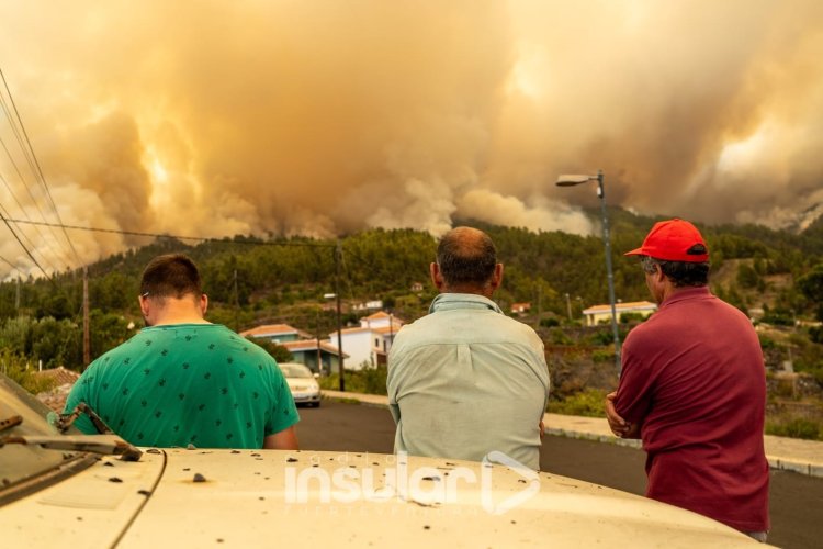 El incendio de La Palma ralentiza su avance, pero ya afecta también al Parque Nacional