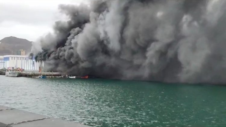 El fuego declarado en una nave del Puerto de Las Palmas está controlado pero sigue activo