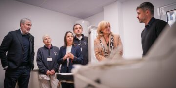 Fernando Clavijo y Esther Monzón visitan la reforma del Consultorio Local de San José de Los Llanos