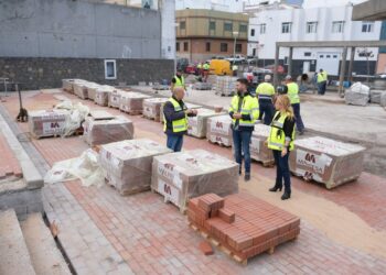 El Ayuntamiento inicia los trabajos de ampliación del escenario y mejora del pavimento de la plaza de Costa Ayala 3