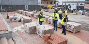 El Ayuntamiento inicia los trabajos de ampliación del escenario y mejora del pavimento de la plaza de Costa Ayala 3