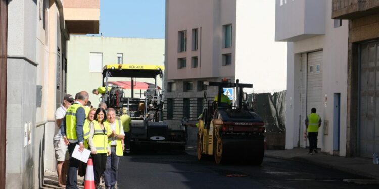 El Ayuntamiento reordena el tráfico para continuar con el asfaltado en siete barrios de la ciudad (foto archivo Isla Perdida) (1)