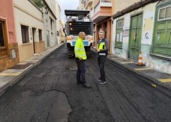 El concejal David Hernández visita las obras de asfaltado en la calle Teobaldo Power
