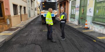 El concejal David Hernández visita las obras de asfaltado en la calle Teobaldo Power
