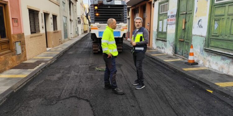 El concejal David Hernández visita las obras de asfaltado en la calle Teobaldo Power