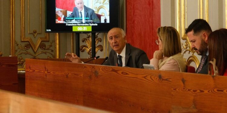 El concejal Francisco Hernández Spínola, durante el Pleno municipal del mes de marzo