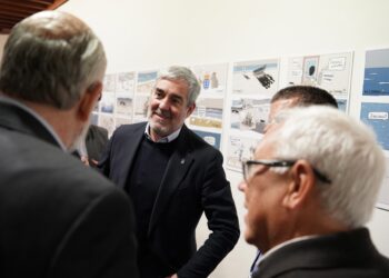 Clavijo alaba el compromiso de los artistas con poner el foco sobre el drama migratorio