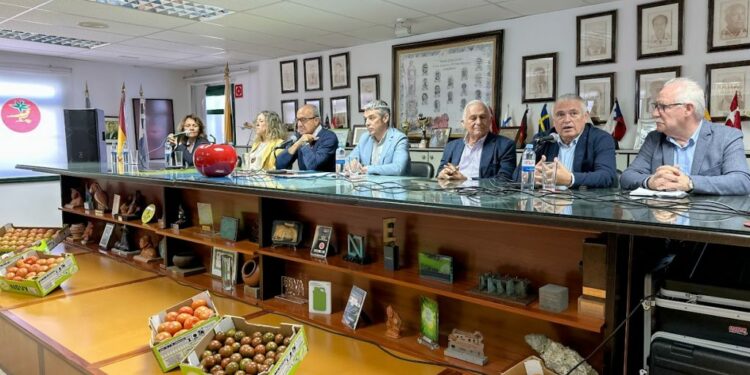 Foto Instante del acto de Fedex en Coagrisan en el municipio de La Aldea