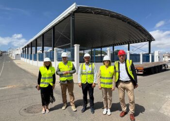 Poli Suárez y Yonathan de León supervisan las obras de mejora de la cancha deportiva Estrella Machín, en Lanzarote