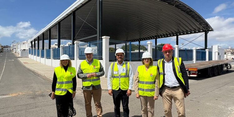 Poli Suárez y Yonathan de León supervisan las obras de mejora de la cancha deportiva Estrella Machín, en Lanzarote