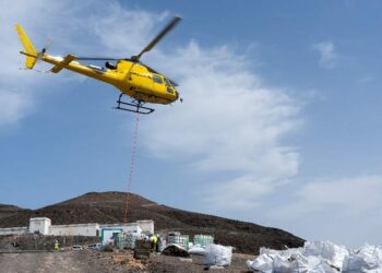 Un helicóptero H125 apoya los trabajos devallado del Pico de la Zarza elevando 17.000 kilos de material en tres días