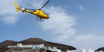 Un helicóptero H125 apoya los trabajos devallado del Pico de la Zarza elevando 17.000 kilos de material en tres días