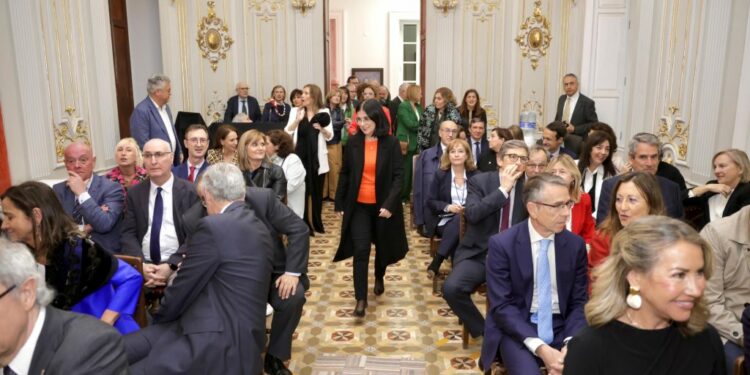 La alcaldesa, Carolina Darias, en la recepción de los asistentes a las XXIII Jornadas de Presidentes y Presidentas de Audiencias Provinciales