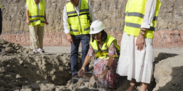 La alcaldesa, Carolina Darias, en un acto de puesta de primera piedra de viviendas públicas en régimen de alquiler asequible