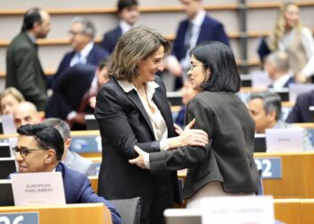 La alcaldesa, Carolina Darias, junto a la vicepresidenta ejecutiva de la Comisión Europea para una Transición Limpia, Justa y Competitiva, Teresa Ribera (1)