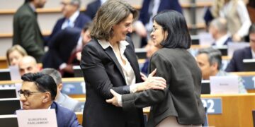 La alcaldesa, Carolina Darias, junto a la vicepresidenta ejecutiva de la Comisión Europea para una Transición Limpia, Justa y Competitiva, Teresa Ribera (1)