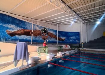 Las concejalas Carla Campoamor y Betsaida González, en la Piscina 29 de abril